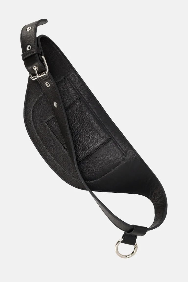 Riñonera semicircular con tapa frontal, remaches metálicos y correa regulable para cintura o bandolera de Justaosadia en Riñoneras para argentina