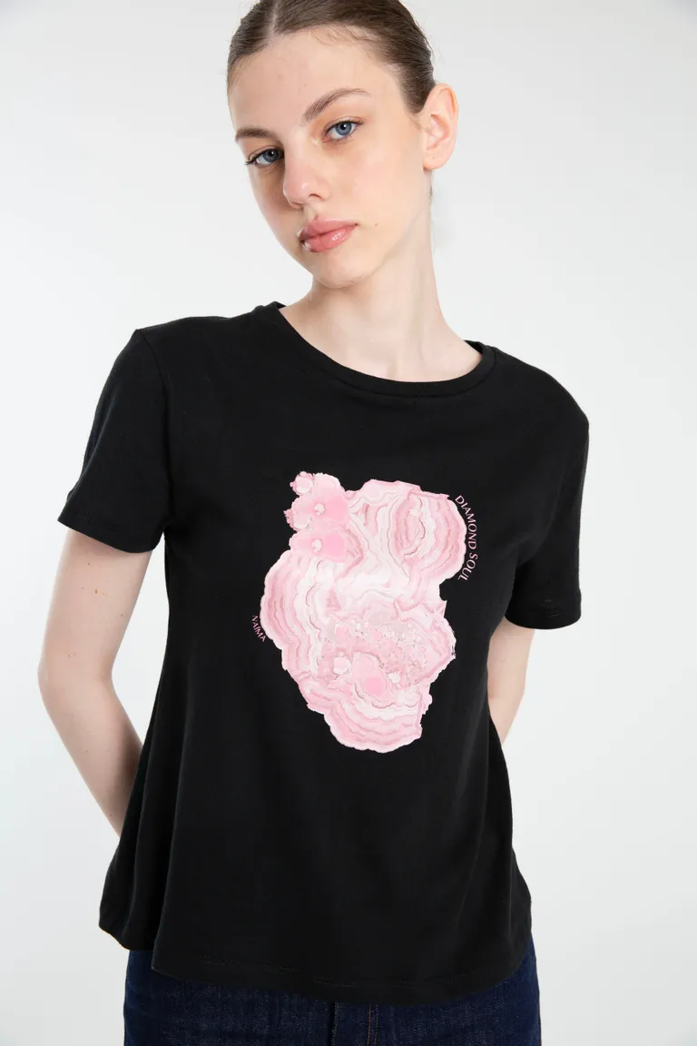 Remera de Diseño Gráfico en Algodón Negro de Naíma en Remeras para argentina