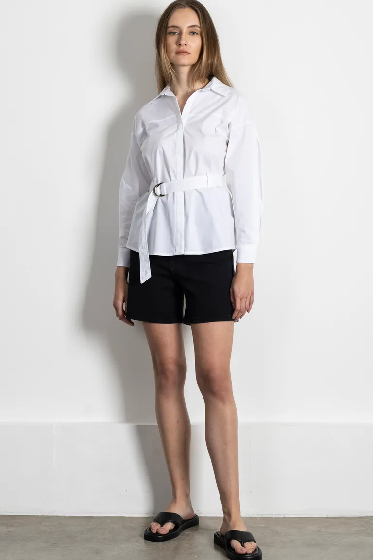 Camisa blanca femenina con diseño clásico y corte entallado de Kill en Camisas para argentina
