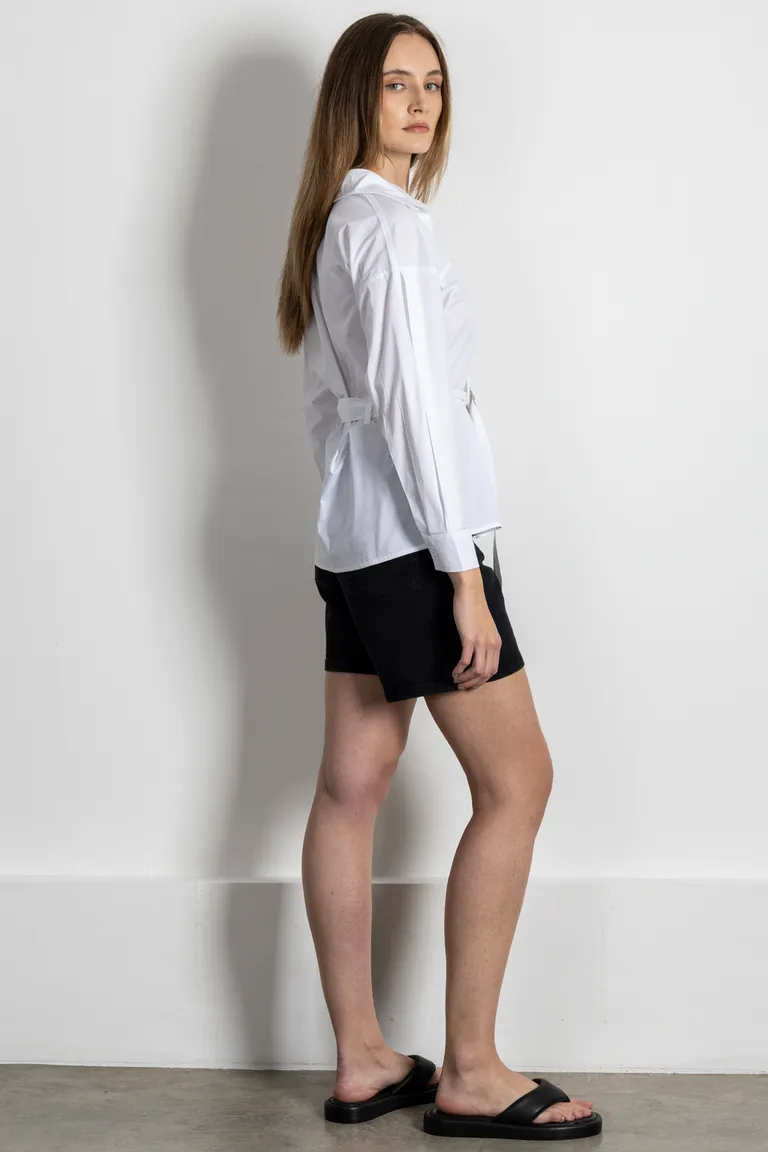 Camisa blanca femenina con diseño clásico y corte entallado de Kill en Camisas para argentina