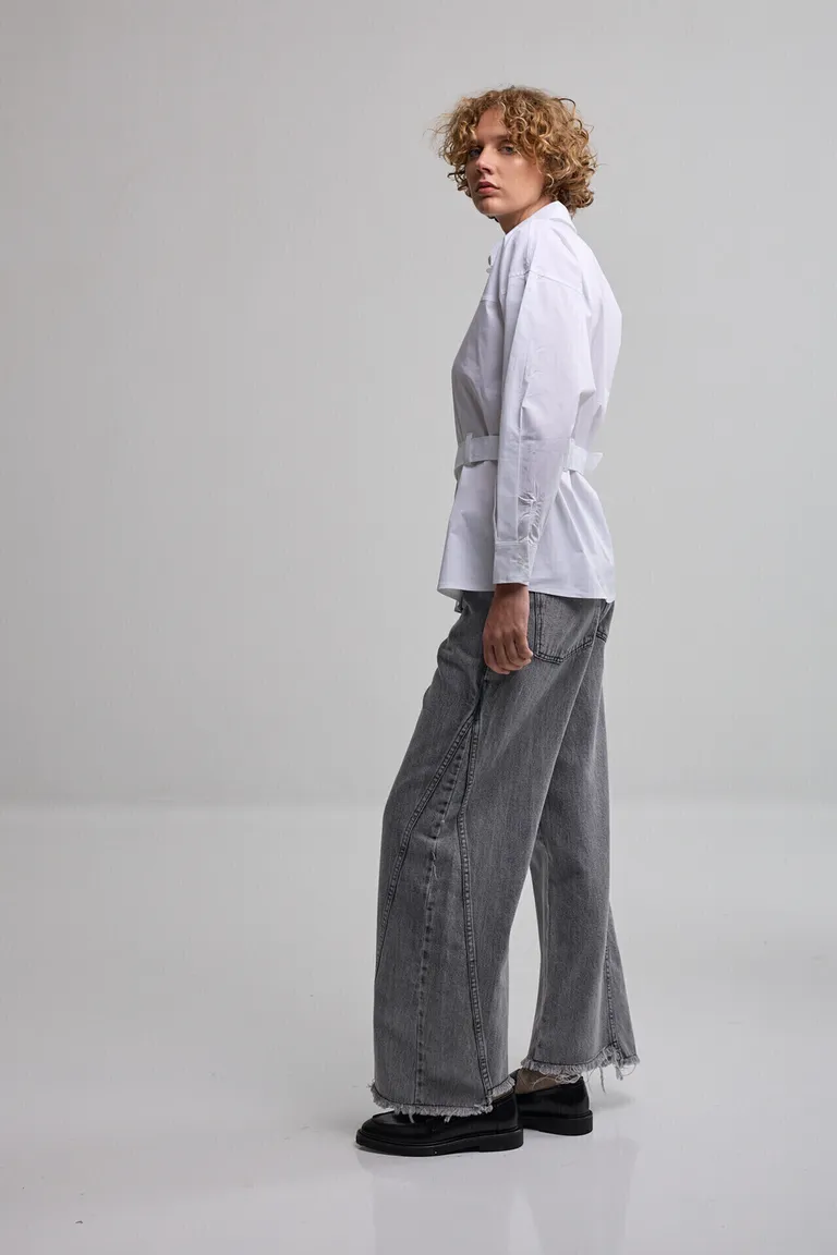 Camisa blanca femenina con diseño clásico y corte entallado de Kill en Camisas para argentina