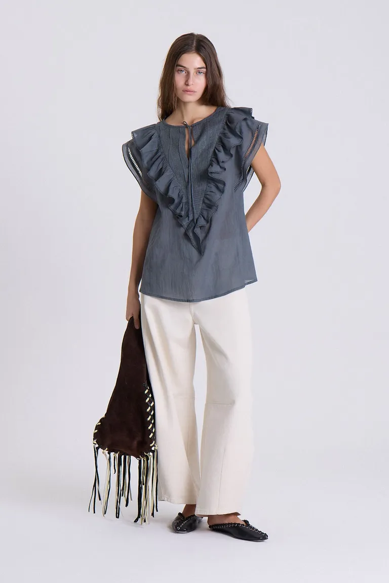 Blusa gris de voile con volantes y mangas abullonadas para mujer de Maria Cher en Tops para argentina