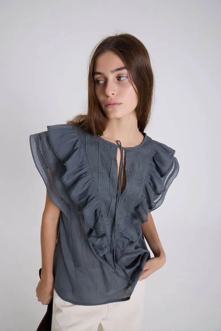 Blusa gris de voile con volantes y mangas abullonadas para mujer de Maria Cher en Tops para argentina