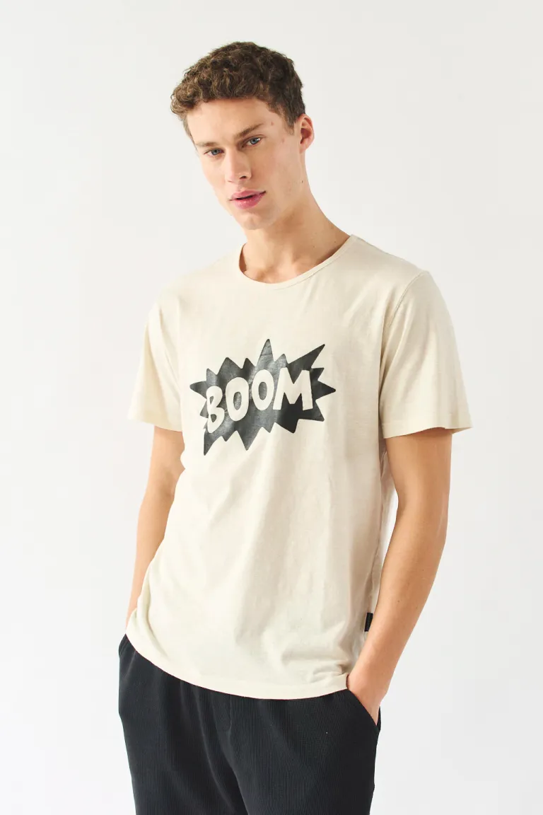 Remera de algodón con gráfica 'Boom' en color crudo para hombre de Bensimon en Remeras y Polos para argentina