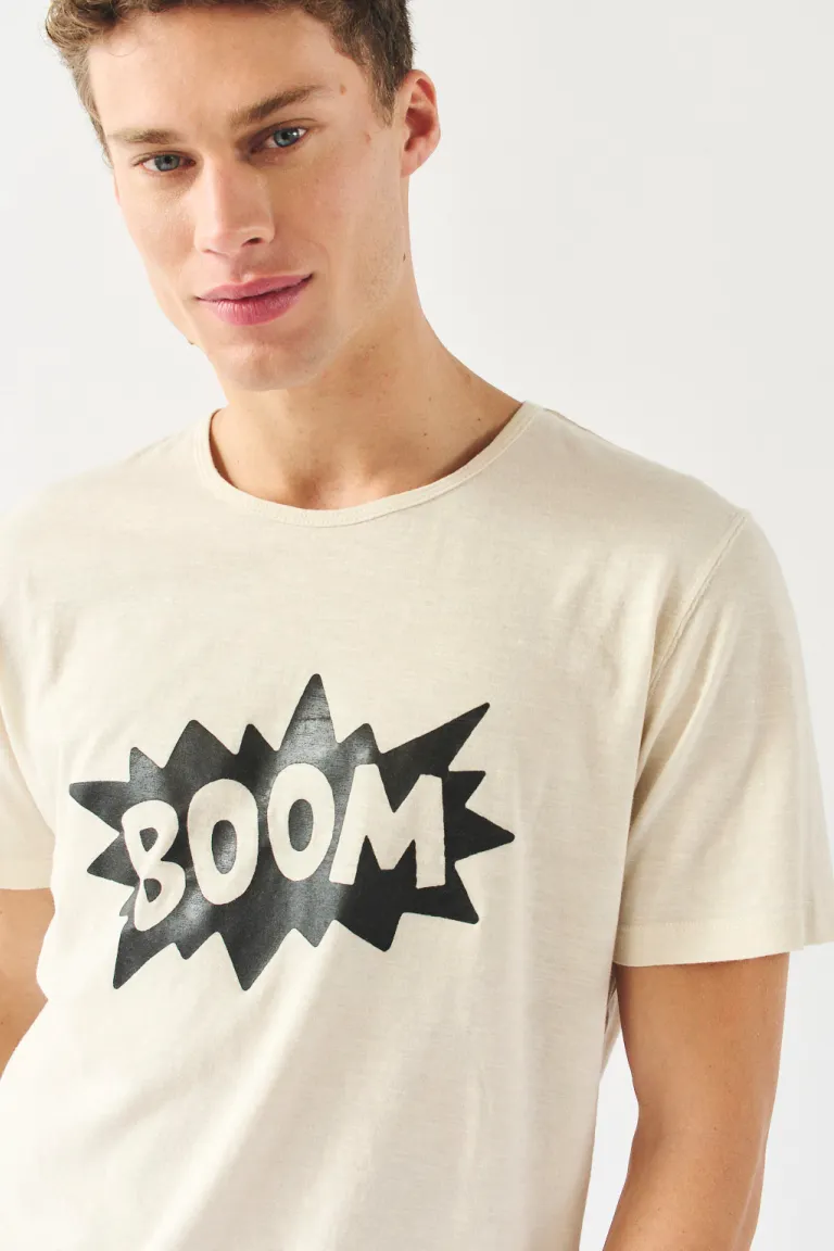 Remera de algodón con gráfica 'Boom' en color crudo para hombre de Bensimon en Remeras y Polos para argentina