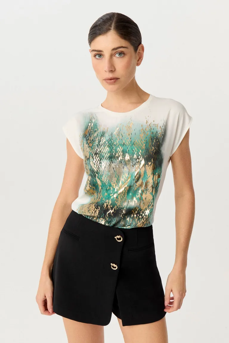 Remera de saten opaco con estampado central en verde y blanco de diseño chic y sofisticado de Markova en Remeras para argentina