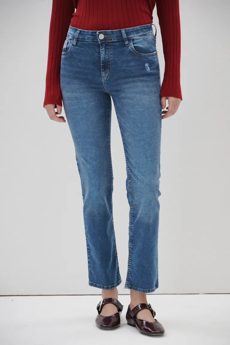 Pantalón de jean de tiro medio y calce ceñido, con lavado único y detalles de prelavado de Sweet en Pantalones para argentina