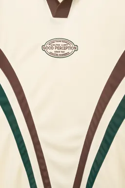 Remera paneles cuello polo de Pull&Bear en Remeras y Polos para argentina