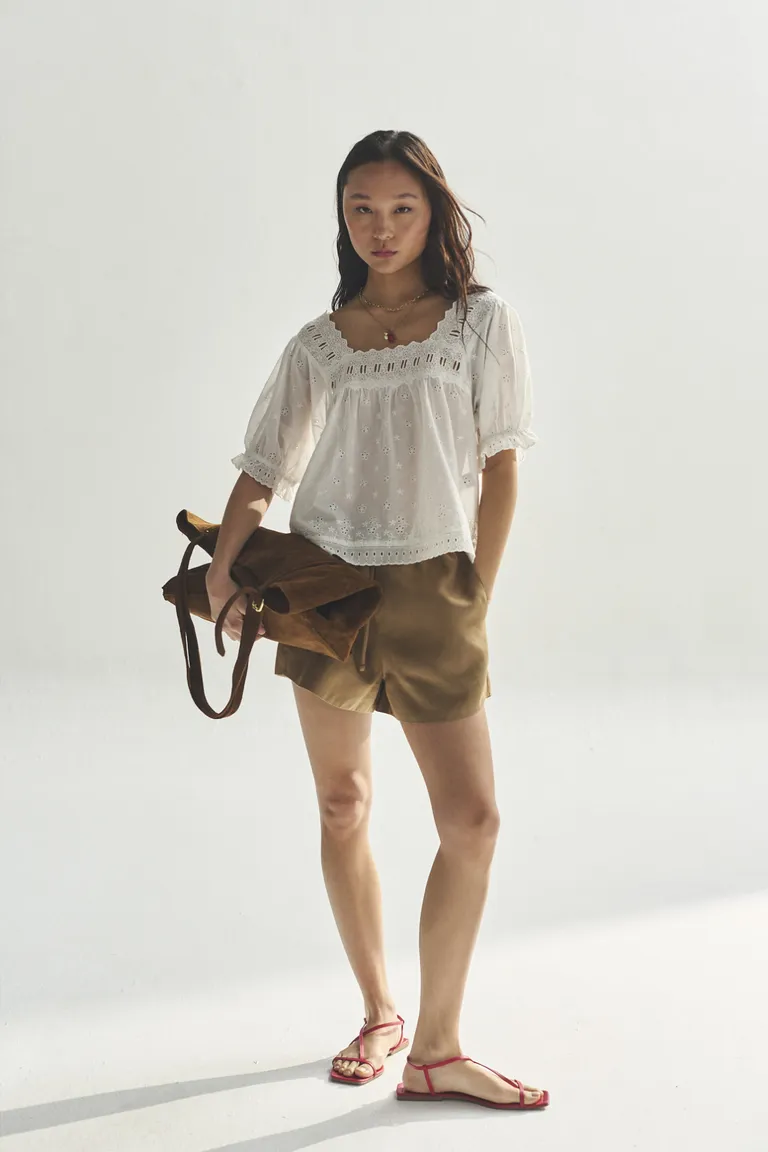 Blusa blanca con detalles bordados en el cuello para mujer de Akiabara en Blusas para argentina