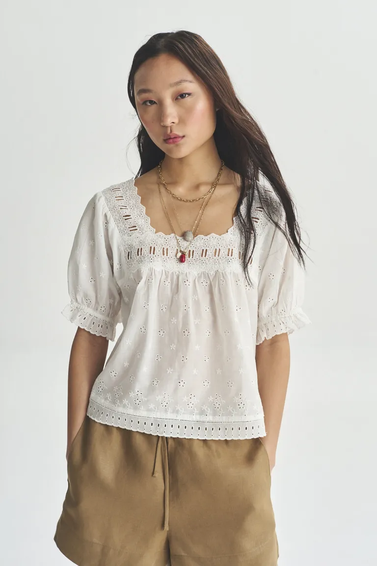 Blusa blanca con detalles bordados en el cuello para mujer de Akiabara en Blusas para argentina