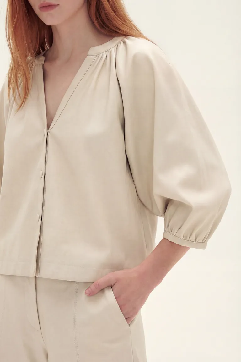 Blusa para mujer con cuello en V y mangas amplias de Akiabara en Blusas para argentina