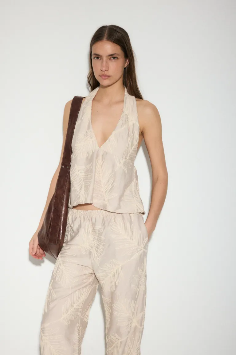 Blusa halter bordada en tono neutro para un estilo elegante y femenino de Audaz en Blusas para argentina