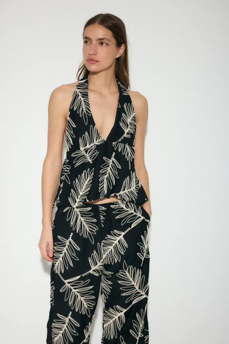 Blusa halter bordada en tono neutro para un estilo elegante y femenino de Audaz en Blusas para argentina