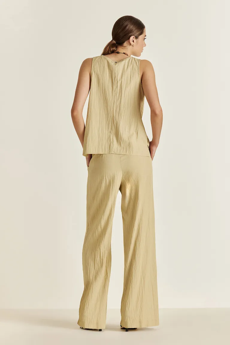 Top liviano y transpirable en tono beige, diseño elegante y versátil para el verano de Tucci en Tops para argentina