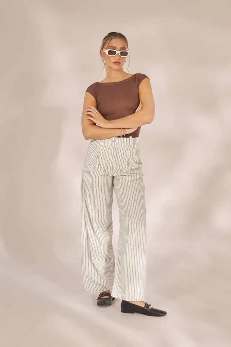 Pantalón de corte recto y líneas verticales para un look casual y elegante de Apricot en Pantalones para argentina