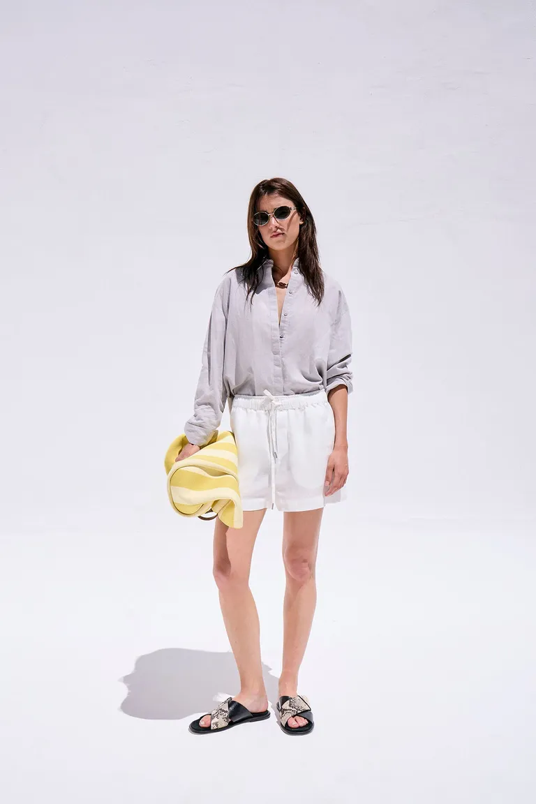 Shorts blancos de lino con bordados y cintura elástica de Maria Cher en Shorts para argentina