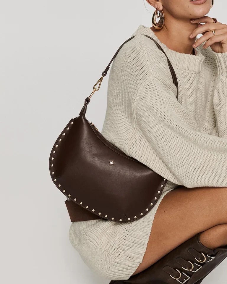 Bolso de hombro oracle tachas chocolate de Princess Polly en Bolsos y Carteras para argentina