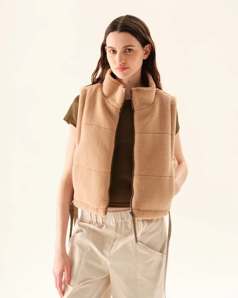 Chaleco sin mangas con cuello alto y ajuste regulable en ruedo de Furzai en Chalecos para argentina