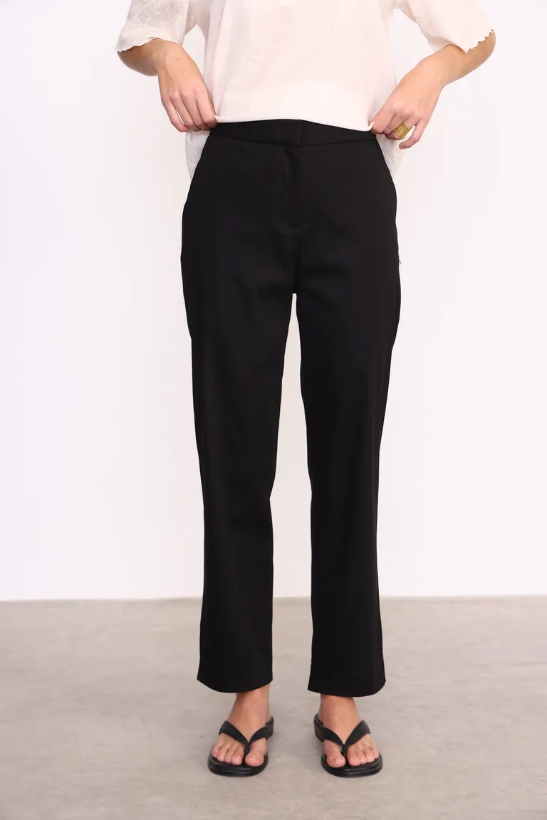 Pantalón de vestir recto clásico en color negro para mujer de Yagmour en Pantalones para argentina