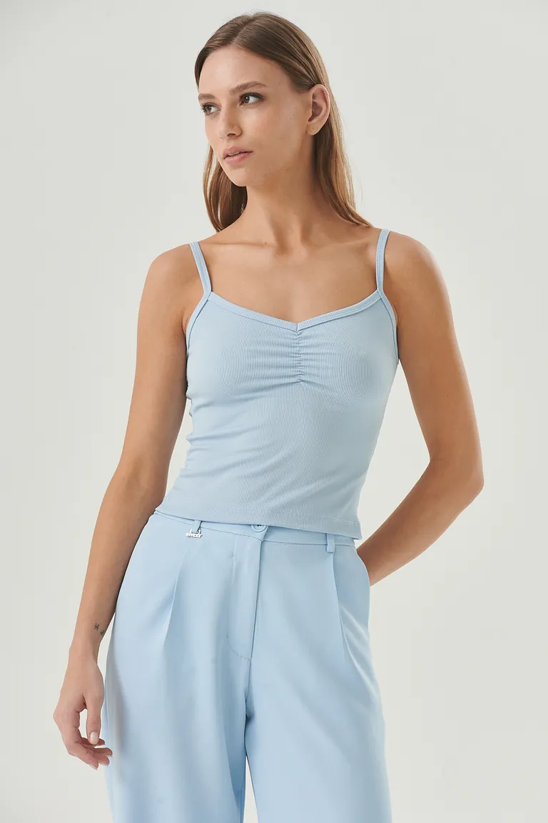 Top de tela ribb con breteles finos y frunce en el escote de Sweet en Tops para argentina