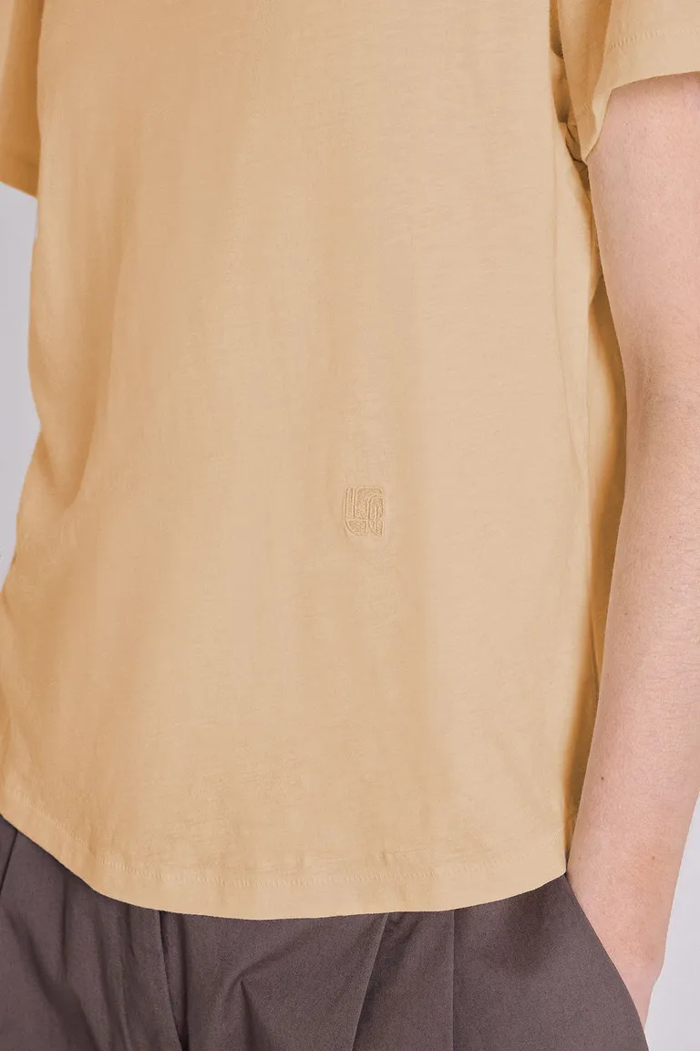 Remera de algodón peruano con detalle de costuras de Maria Cher en Remeras para argentina