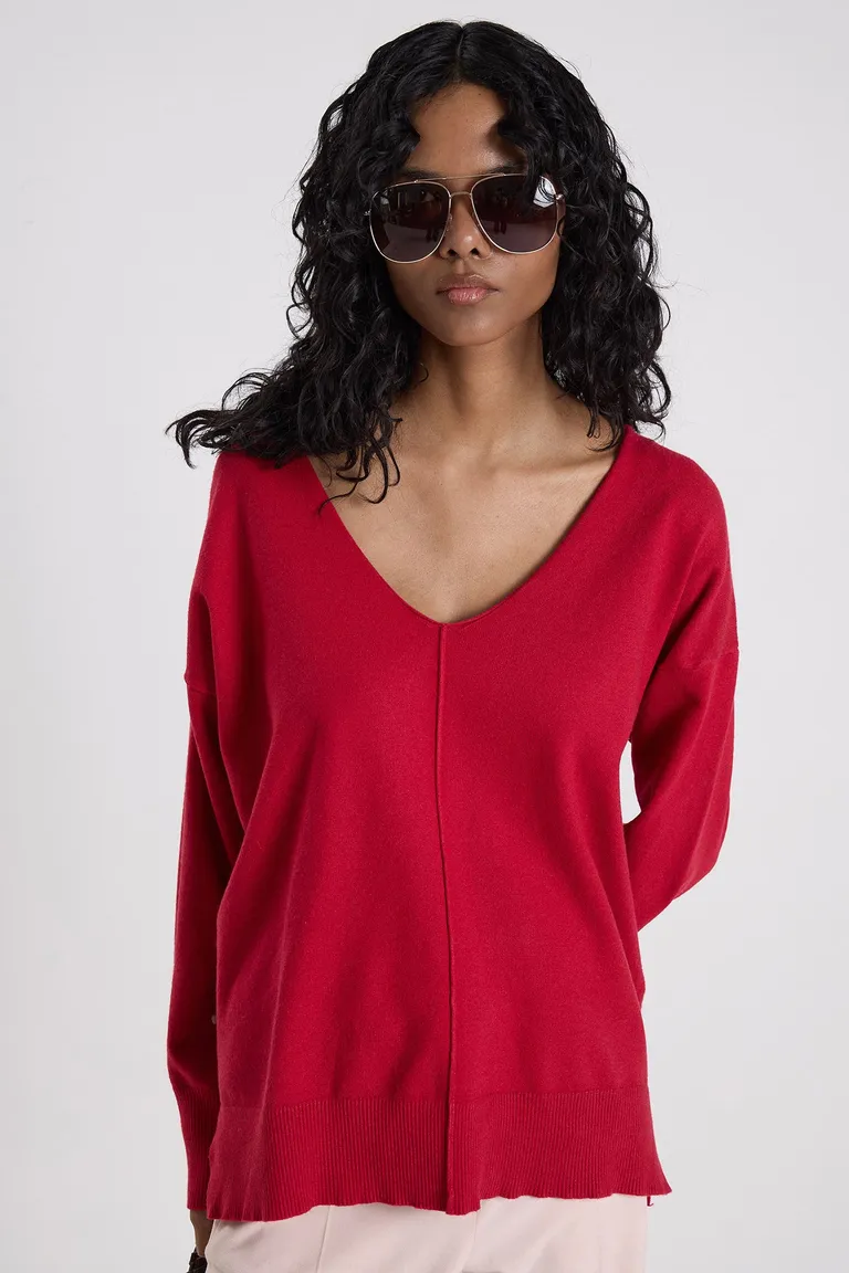 Sweater tejido con escote en V y costura central en relieve de calce relajado de Maria Cher en Buzos y Sweaters para argentina