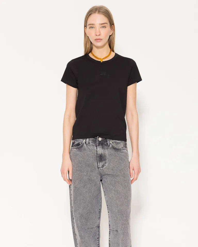 Remera negra de ajuste al cuerpo con logo bordado de Jazmin Chebar en Remeras para argentina