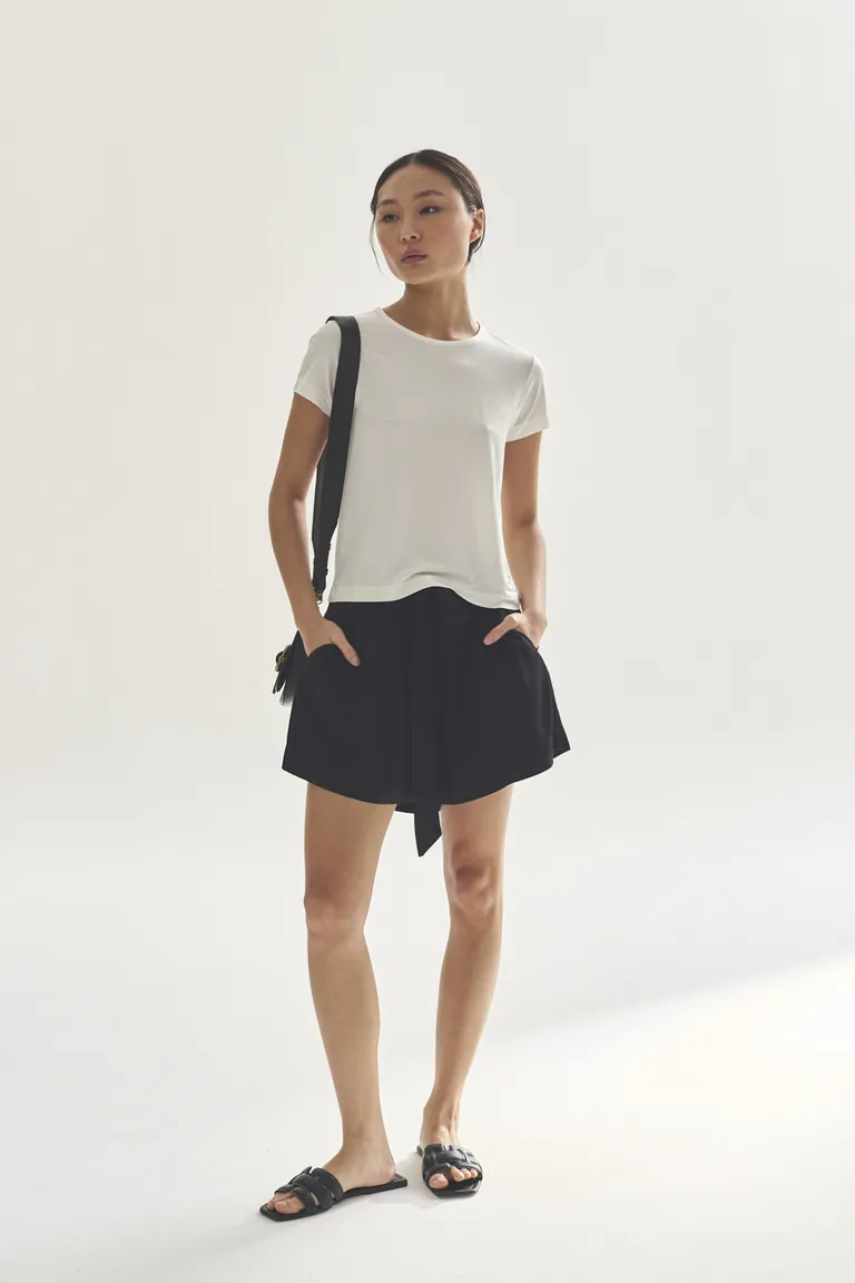 Remera de manga corta en color blanco para mujer, una prenda básica y versátil de Akiabara en Remeras para argentina