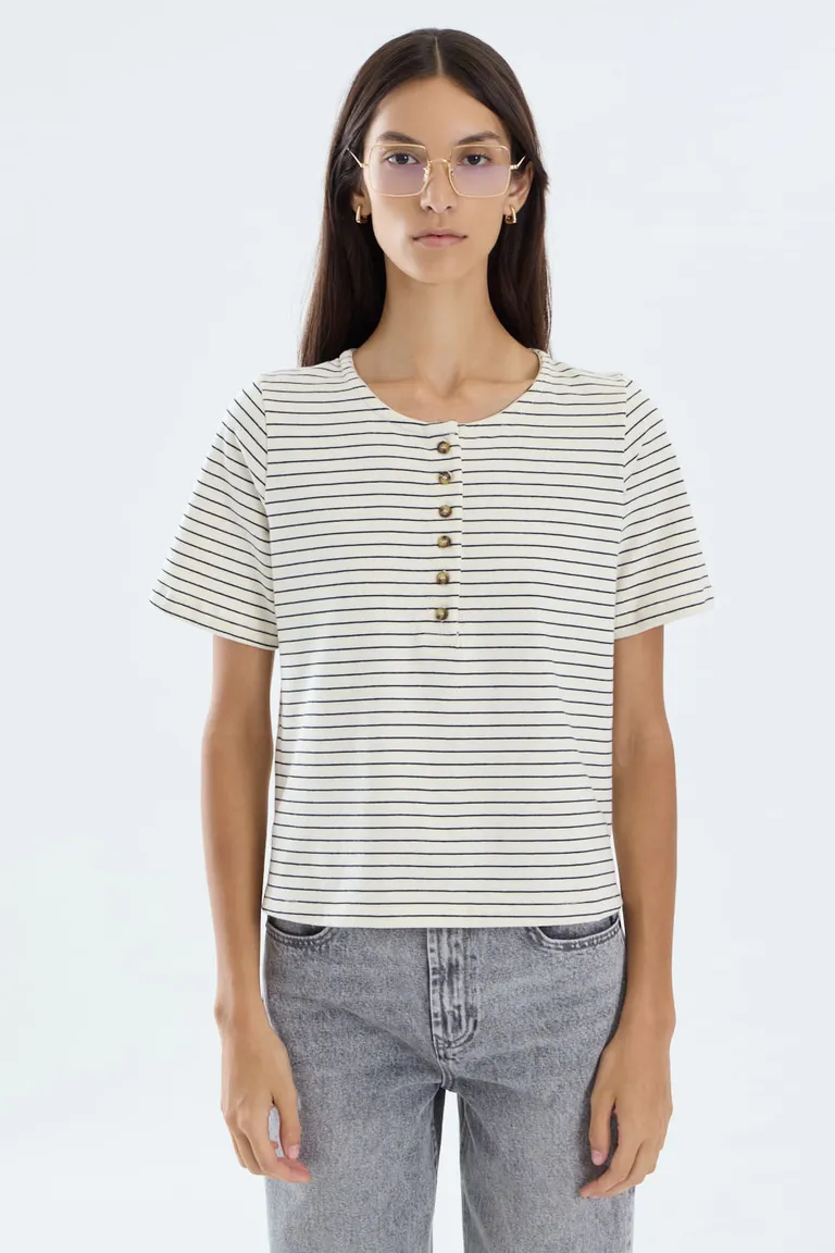 Remera de mangas al codo con cuello redondo y detalle de cartera delantera con botones de Portsaid en Remeras para argentina