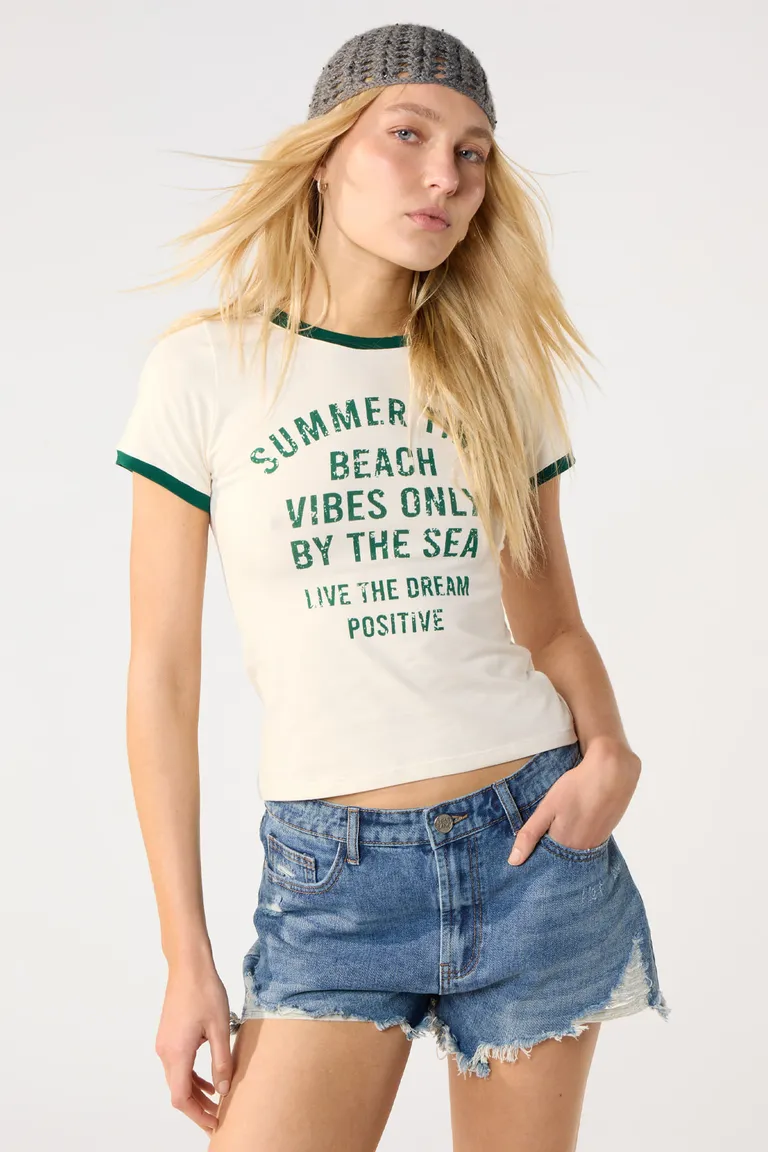 Remera de algodón con estampa inspiradora y detalles a contraste de Cuesta Blanca en Remeras para argentina