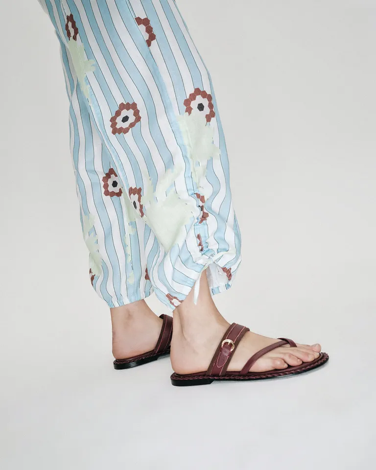 Pantalón de lino con diseño de rayas y flores, corte relajado y ajuste modular de Jazmin Chebar en Pantalones para argentina