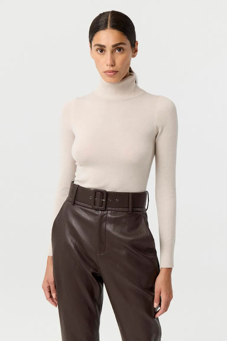 Remera de mangas largas con cuello alto y calce anatómico para mujer de Markova en Remeras para argentina