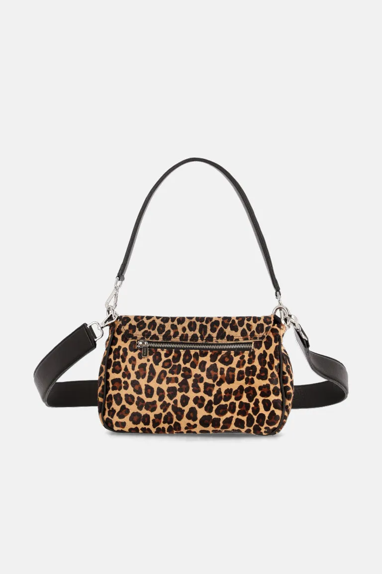 Cartera bandolera estructurada con solapa frontal, hebilla metálica y correa ajustable para uso versátil de Justaosadia en Bolsos y Carteras para argentina