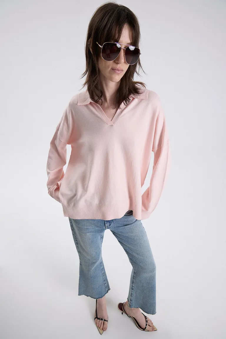 Sweater de tejido con cuello polo y escote abierto de calce relajado de Maria Cher en Buzos y Sweaters para argentina