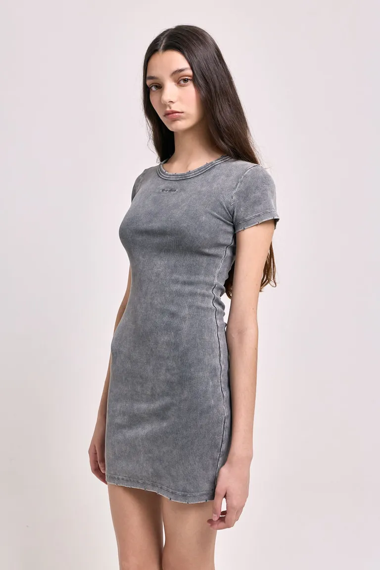 Vestido corto ajustado con cuello redondo, mangas cortas y bordado frontal sutil de 47 Street en Vestidos para argentina