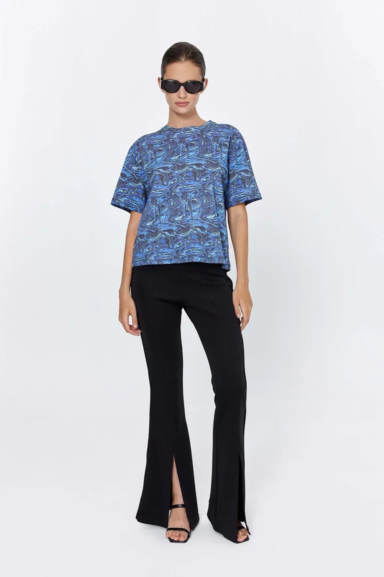 Remera de estampado floral con hombros caídos y manga corta de Naíma en Remeras para argentina