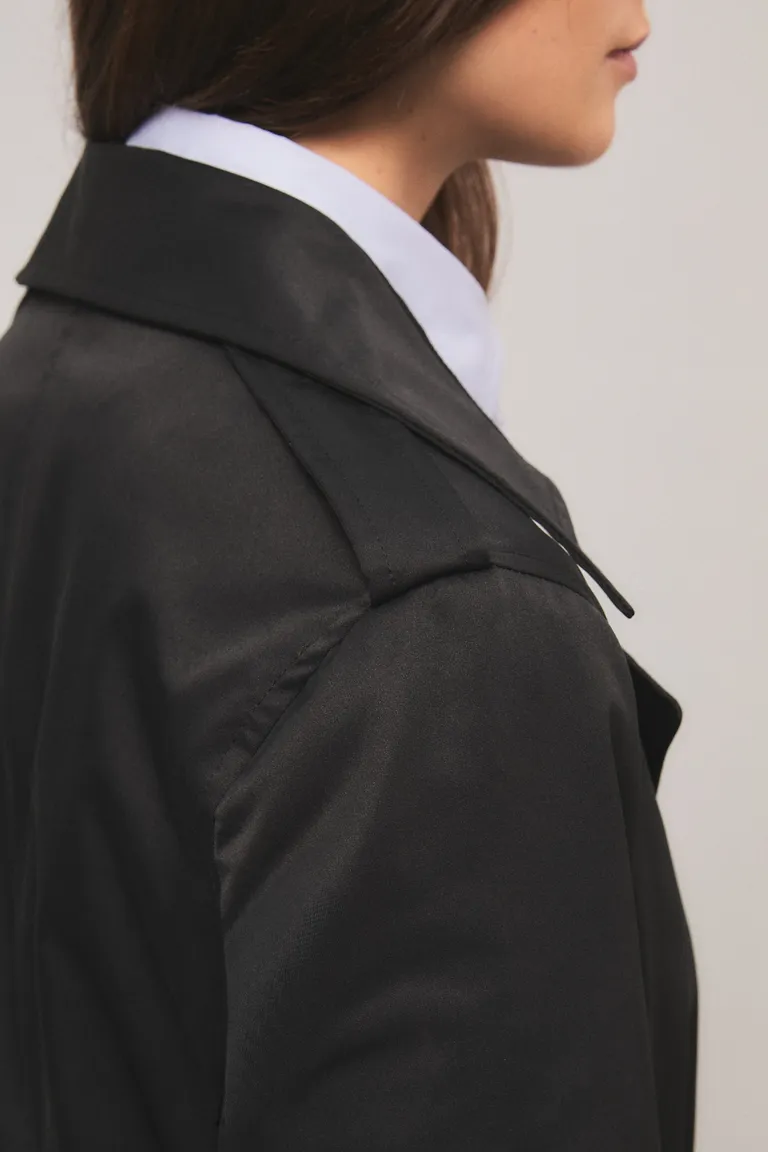 Trench coat largo de corte recto con solapas amplias y cierre frontal cruzado de Kosiuko en Tapados para argentina