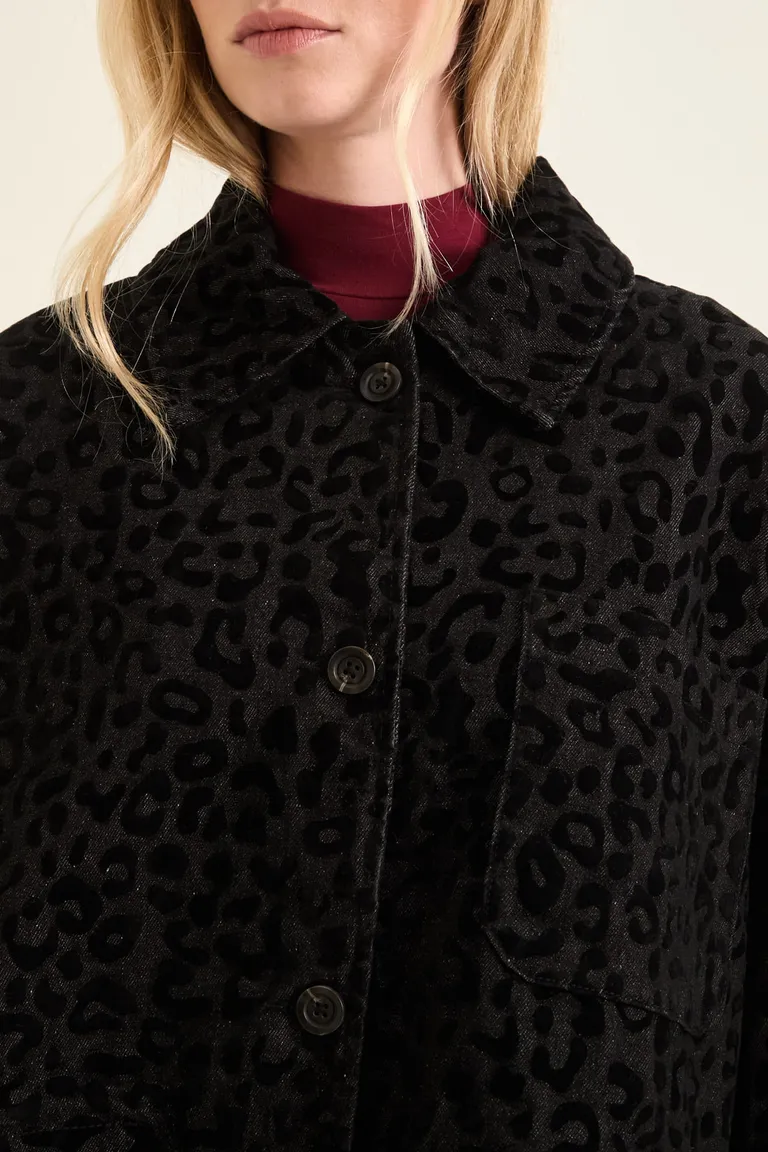 Campera oversize con diseño texturizado y cierre frontal de botones para mujer de Cuesta Blanca en Chaquetas para argentina