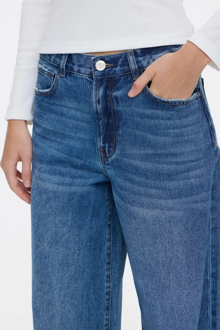 Pantalón de denim tiro medio con piernas anchas y estilo desgastado de cinco bolsillos de Cuesta Blanca en Pantalones para argentina