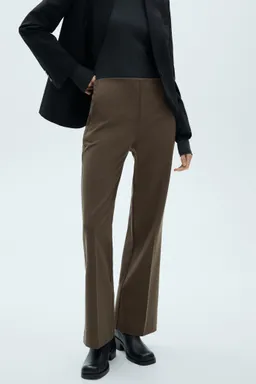 Pantalón flare tiro medio de Mango en Pantalones para argentina