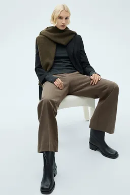 Pantalón flare tiro medio de Mango en Pantalones para argentina