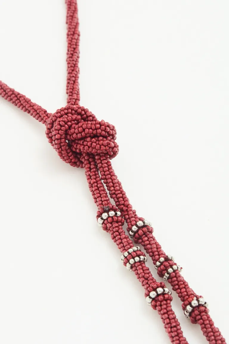 Collar largo artesanal con cuentas y borlas decorativas en los extremos de Rapsodia en Bijouterie para argentina