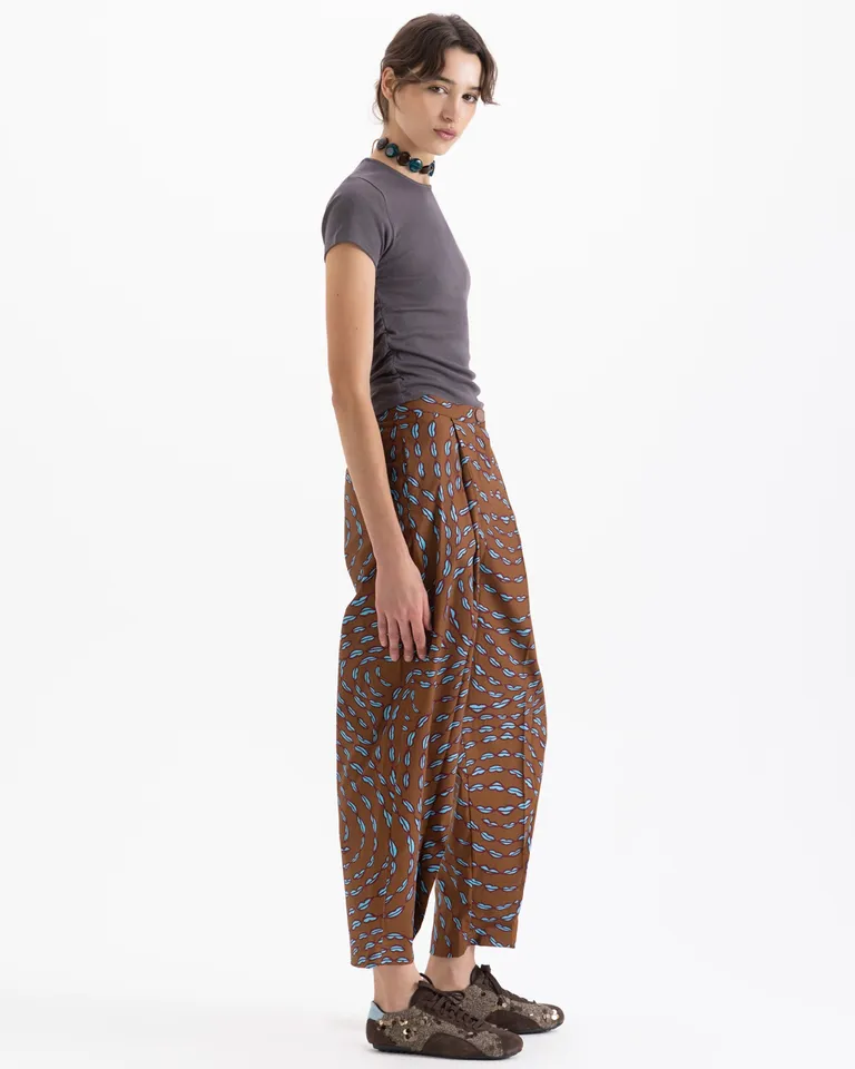 Remera de cuello redondo y mangas cortas con ajuste entallado y detalle de frunces laterales de Jazmin Chebar en Remeras para argentina