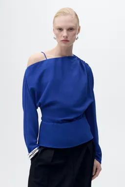 Blusa asimétrica fruncida de Mango en Blusas para argentina