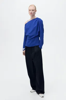 Blusa asimétrica fruncida de Mango en Blusas para argentina