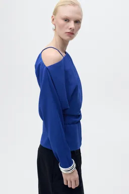 Blusa asimétrica fruncida de Mango en Blusas para argentina