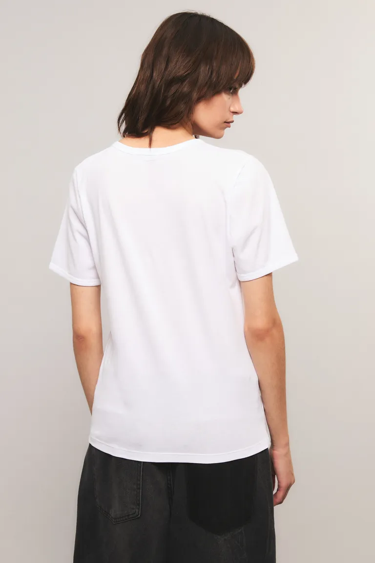 Remera de corte regular con cuello en v, mangas cortas y detalle de estampa localizada de Kosiuko en Remeras para argentina