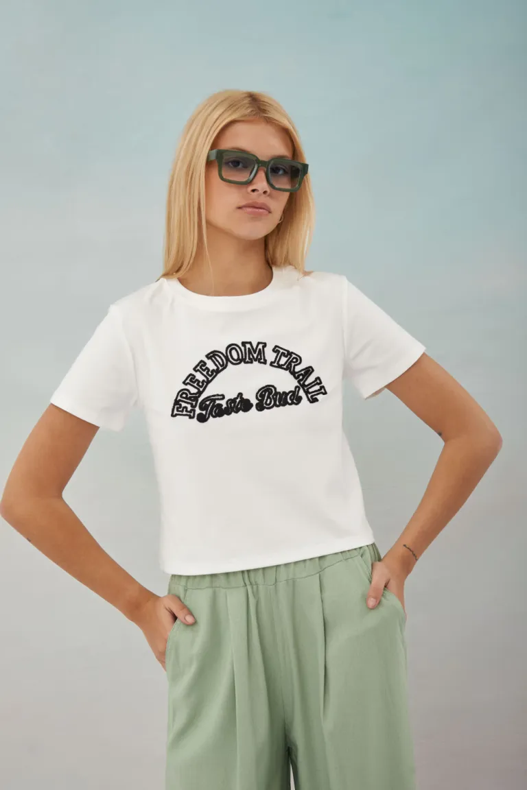 Remera blanca con estampado de texto 'Freedom Time' - Prenda de vestir cómoda y casual para mujer de Apricot en Remeras para argentina