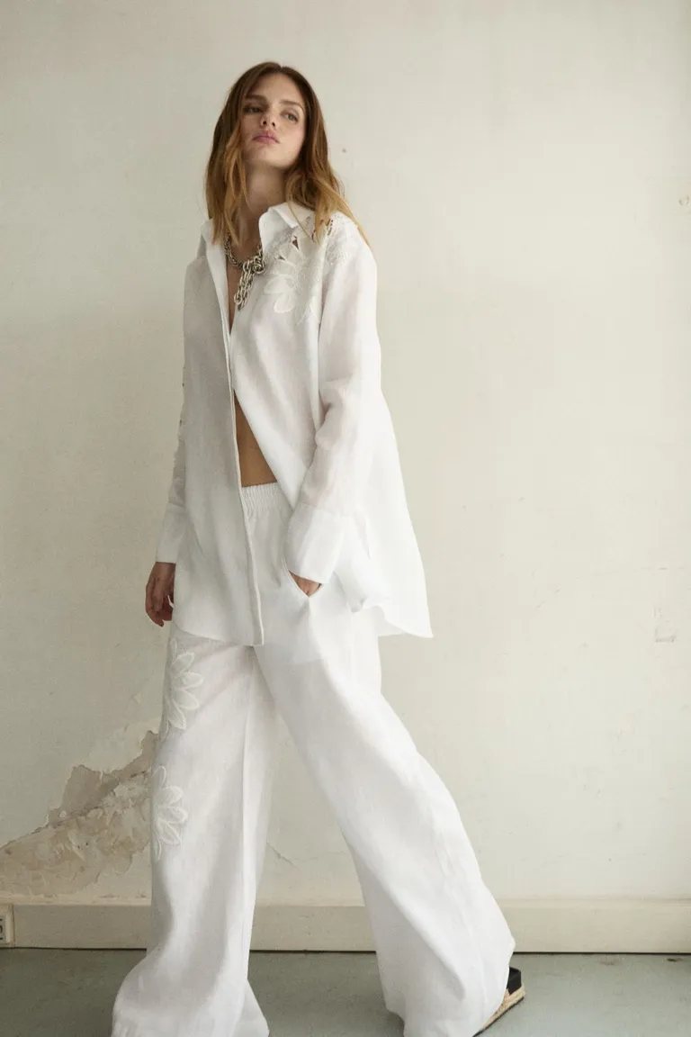 Pantalón blanco de corte holgado y silueta amplia para un estilo elegante y sofisticado de Allo Martinez en Pantalones para argentina