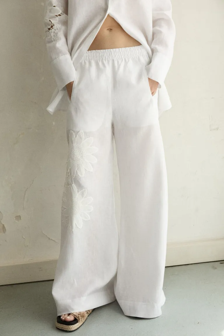 Pantalón blanco de corte holgado y silueta amplia para un estilo elegante y sofisticado de Allo Martinez en Pantalones para argentina